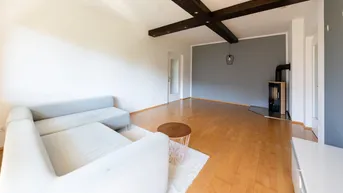 Expose Wohnen mit Charme – 2-Zimmer-Wohnung mit Balkon, Tiefgarage und Schwedenofen in St. Peter