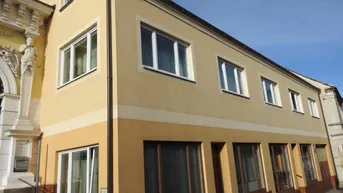 Expose Ein- oder Mehrgenerationenhaus im schönen Waldviertel, in Groß Siegharts mit uneinsichtigem Innenhof, großem Garten und einem zur Zeit nicht vermieteteten Geschäftslokal mit einer Fläche von ca. 80 m² und eigenem Eingang!