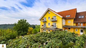 Expose Pension mit großer Liegenschaft und Vierkanthof in Thermenregion neben Golfplatz