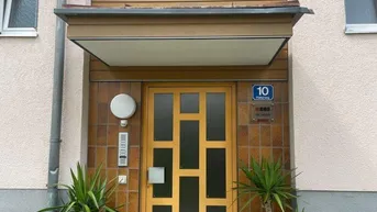 Expose Attraktive 2-Zimmer-Dachgeschosswohnung mit Loggia und separater Küche in Attnang-Puchheim! Eigener Garage und Keller vorhanden! Ab 01.12.2025 frei!