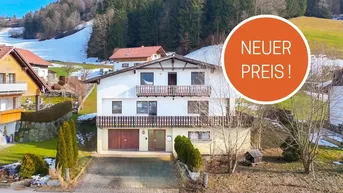 Traditionelles Haus mit Balkonen und Blick auf die verschneite Berglandschaft, mit "Neuer Preis!" Hinweis.