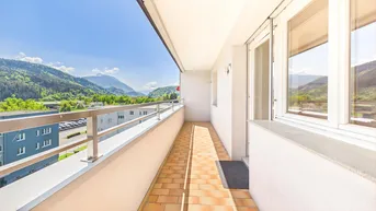 Langer Balkon mit Fliesenboden und einem atemberaubenden Panoramablick auf die umliegenden Berge und Täler.