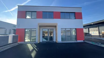 Expose Top Lage, inkludiert: Heizkosten, Wasser und Warmwasser, Reinigung und Winterdienst als Pauschale auf 1. Etage in Wels - Erstbezug mit 4 Stellplätzen