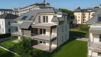 Attraktives Neubaugebäude mit Balkonen, grüner Umgebung und Blick auf weitere Gebäude.