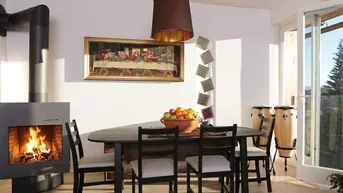 Esszimmer mit modernem Kamin, Holztisch und Zugang zu einem Balkon oder einer Terrasse.