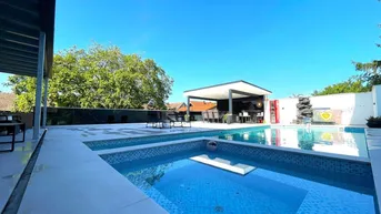 Expose Exklusives Neubauprojekt: Drei Luxuriöse Villen mit Pool und Garten