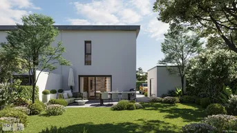 Gepflegter Gartenbereich mit großer Terrasse, Rasenfläche und altem Baumbestand.