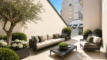 Großzügige Dachterrasse mit bequemen Loungemöbeln, Olivenbaum und Pflanzenkübeln für entspannte Stunden im Freien.