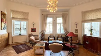 Helles Wohnzimmer mit Fischgrätparkett, hohen Decken und stilvoller Beleuchtung.