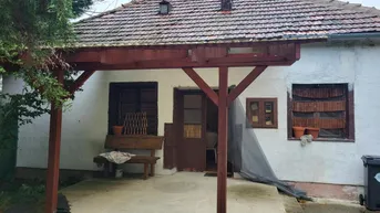Expose Schnäppchen! Heilwasserbrunnen mit kleinem Einfamilienhaus im Bezirk Pápai