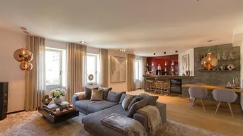 Geräumiger offener Wohn- und Essbereich mit moderner Bar, bequemer Couch und stilvoller Beleuchtung.
