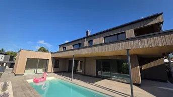 Expose Exquisite Neubau-Luxusvilla mit Seeblick und Pool / Provisionsfrei