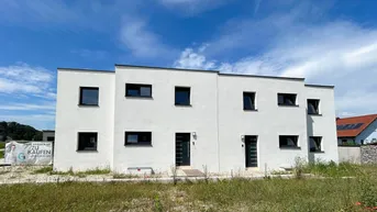 Expose PROVISIONSFREI - Nur mehr 1 Einheit frei: Traumhafte Doppelhaushälfte in Pucking: 6 Zimmer, Keller, Garten &amp; 3 Garagen + 2 Außenstellplätze