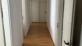 Expose 4 Zimmer Wohnung mit 2 komplett Badezimmer und Balkon zu vermieten - Heizkosten inkludiert