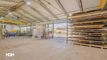 Geräumige Lagerhalle mit hohen Decken, Gitterträgern und einem Gabelstapler, bereit für den Betrieb.