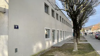 Expose Geschäftsfläche gegenüber vom Auhof Center (vis-à-vis McDonalds)