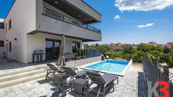 Expose Schöne Villa zum Verkauf, 300 m2, 150 m vom Meer entfernt in Medulin!