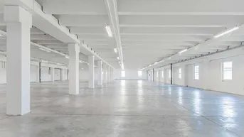 Expose Fast neuwertige Lagerhallen mit Bürobereichen und elektrischen, überdachten Laderampen