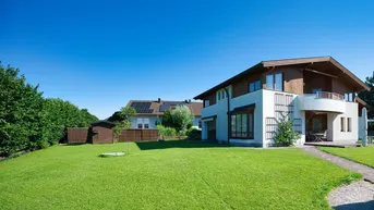 Expose Exklusivität und Privatsphäre pur auf 2.610 m2 Grundfläche! Von der Terrasse in den Schwimmteich.