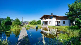Expose Exklusivität und Privatsphäre pur auf 2.610 m2 Grundfläche! Von der Terrasse in den Schwimmteich.