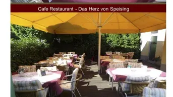 Zwei Ansichten des Außenbereichs eines Cafés oder Restaurants mit Tischen, Stühlen und Sonnenschirmen.