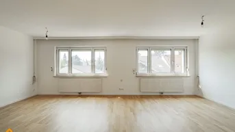 Helles, leeres Zimmer mit Parkettboden und zwei Fenstern, bereit zur individuellen Gestaltung.