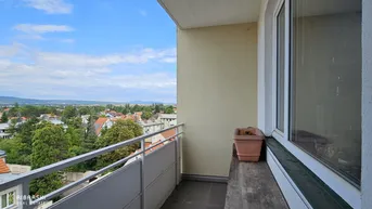 Expose Fast wie ein Penthouse der 70er Jahre - großzügige Wohnung mit 4 Zimmern und drei Loggien