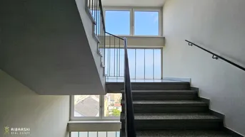 Expose Fast wie ein Penthouse der 70er Jahre - großzügige Wohnung mit 4 Zimmern und drei Loggien - Garage inklusive