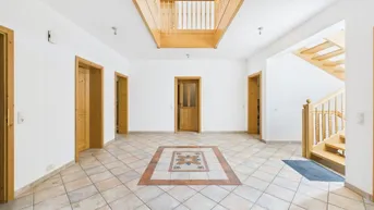 Expose Exklusives Einfamilienhaus mit 8 Zimmern, sonniger Terrasse und weitläufigem Grundstück