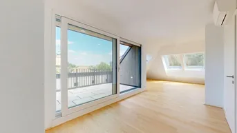 Heller Wohnraum mit Holzboden, großen Schiebetüren zur Terrasse und Dachfenstern.