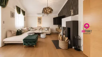 Gemütliches Wohnzimmer mit Holzboden, Kamin und bequemer Sitzecke für entspannte Abende.