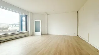 Expose Stilvoll arbeiten in zentraler Lage von Hallwang + 3 PKW-Stellplätze + große Fensterflächen