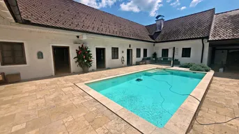 Expose Charmanter Vierkanthof mit großzügiger Wohnfläche, Pool im Atrium und Nebengebäude in idyllischer Lage