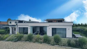 Expose EXKLUSIVER BUNGALOW AM SEE - ERSTE REIHE MIT TRAUMHAFTEM AUSBLICK