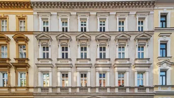 Expose HISTORISCHES ZINSHAUSJUWEL AUS FAMILIENBESITZ IN BESTLAGE DES 18. BEZIRKS - CHARMANTER ALTBAU AUS FAMILIENBESITZ MIT EXZELLENTER INFRASTRUKTUR - NÄHE AKH UND KUTSCHKERMARKT - ca. 3% RENDITE