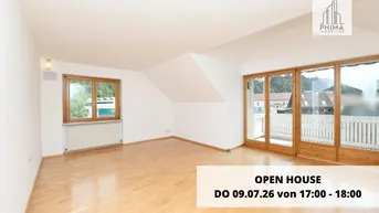 Helles Zimmer mit Holzboden, Dachschrägen und Zugang zu einem Balkon, ideal als Wohnbereich.