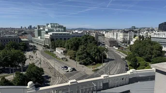 Panoramablick über die Stadt Wien mit historischen Gebäuden, Straßen und weitem Himmel.