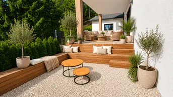 Großzügige Terrasse mit Holzmöbeln, Kiesboden und mediterranen Pflanzen, ideal zum Entspannen im Freien.