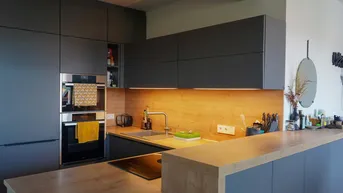 Expose Provisionsfrei! Zentrale Dachgeschoss-Wohnung mit Deckenkühlung, App-Steuerung und Schlossbergblick
