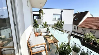 Großer Balkon mit bequemen Outdoor-Möbeln und vielen Pflanzen, perfekt für entspannte Stunden im Freien.