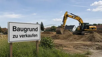 Baugrundstück mit einem Bagger und einem Verkaufsschild, bereit für die Bebauung.