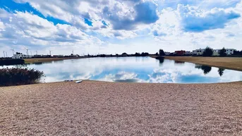 Expose Leistbares Eigentums-Grundstück am See! Vom Traum zur Realität! Urlaubsflair das ganze Jahr! Doppelhausparzelle mit Planung + Baubewilligung.