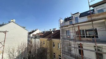 Expose Luxuriöses &amp; Sonnenverwöhntes Wohnen in Top Lage I Hofseitiger Balkon I Penthouse-Charakter I Holzparkett