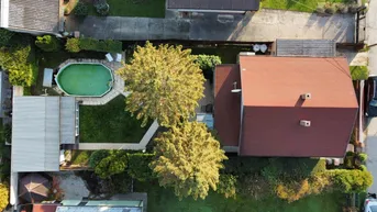 Expose HERRLICHE LAGE!!!: Einfamilienhaus mit Pool I ein weiteres Stockwerk möglich I separates Gästehaus I Garage I großer Garten I Grünblick I perfekt für Familien!