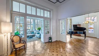 Expose Altbau-Residenz I Böcklinstraße I Wohnsalon/Klavier/Konzertzimmer I historische Veranda &amp; Bleiglasfenster I Lift