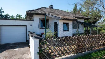 Expose Ruhelage in der Siedlung Maria Theresia/Sollenau! Sanierungsbeürftiges Haus mit Swimmingpool und Garage