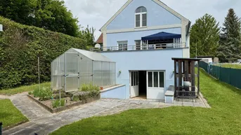 Expose Ruhelage, umgeben vom Grünen | Gartenfläche ca. 1.564m² | Luftwärmepumpe, Solaranlage &amp; beheizbarer Pool mit Gegenstromanlage