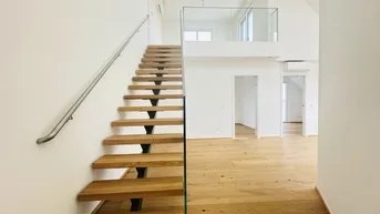 Expose Leben mit Weitblick – klimatisierte Maisonette mit Süd-Terrasse &amp; Balkon I Photovoltaikanlage | Garage !