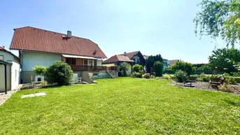 Expose WOHLFÜHLOASE IM GRÜNEN I Haus mit Ausbaupotenzial I großzügige Terrasse I 4-Autostellplätze I Garage &amp; Carport I Fußbodenheizung I Tischler Einbauküche I absolute Ruhelage