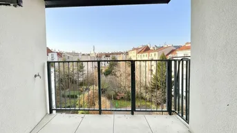 Heller Balkon mit Fliesenboden und Blick auf den begrünten Innenhof und die Stadt.